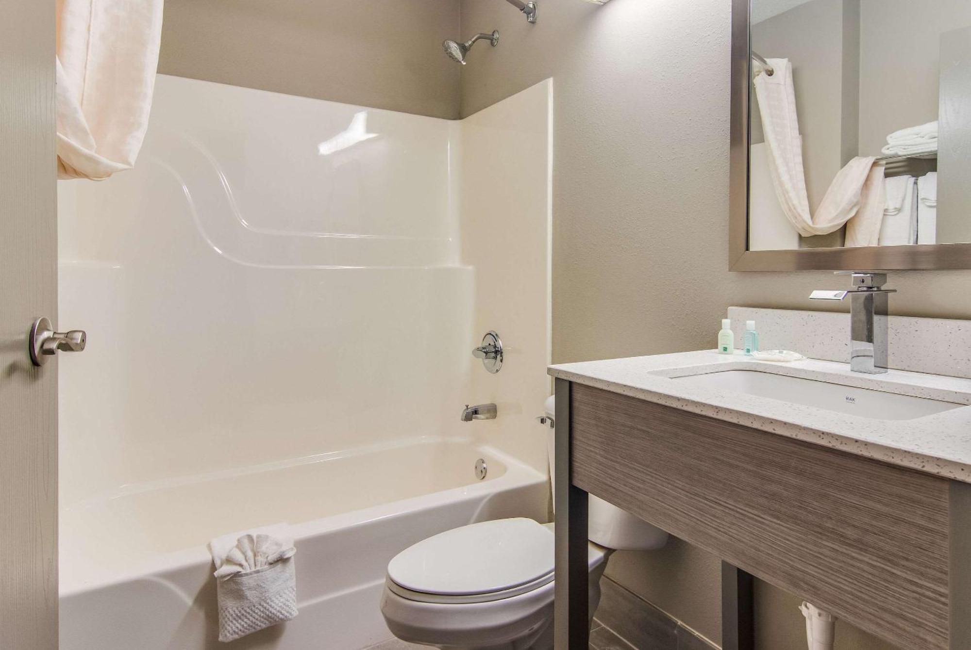 Quality Inn & Suites Grove City-Outlet Mall Extérieur photo